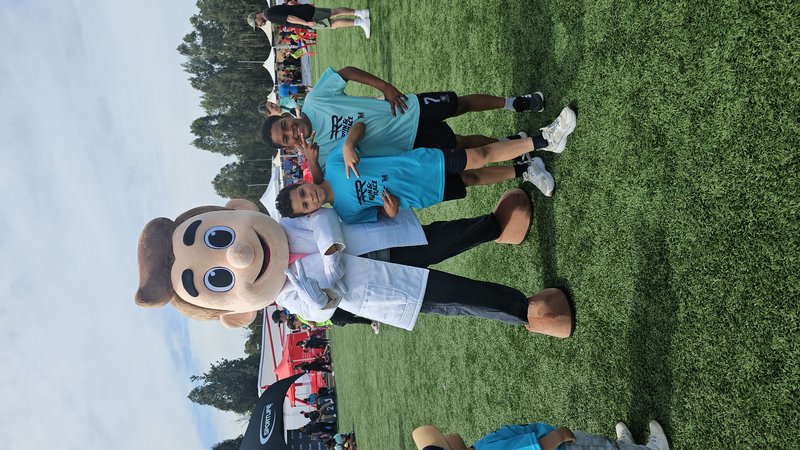 Dr. Titán con dos niños