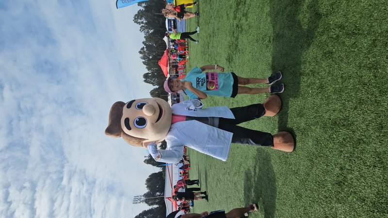 Dr. Titán con una niña