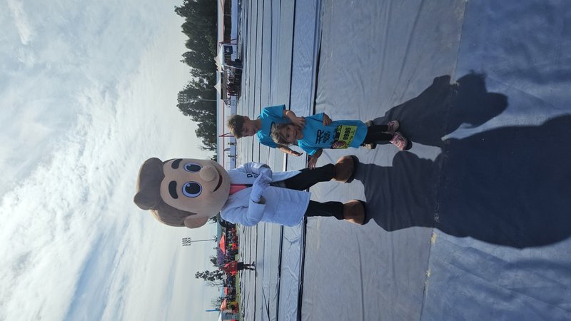 Dr. Titán con niños jugando
